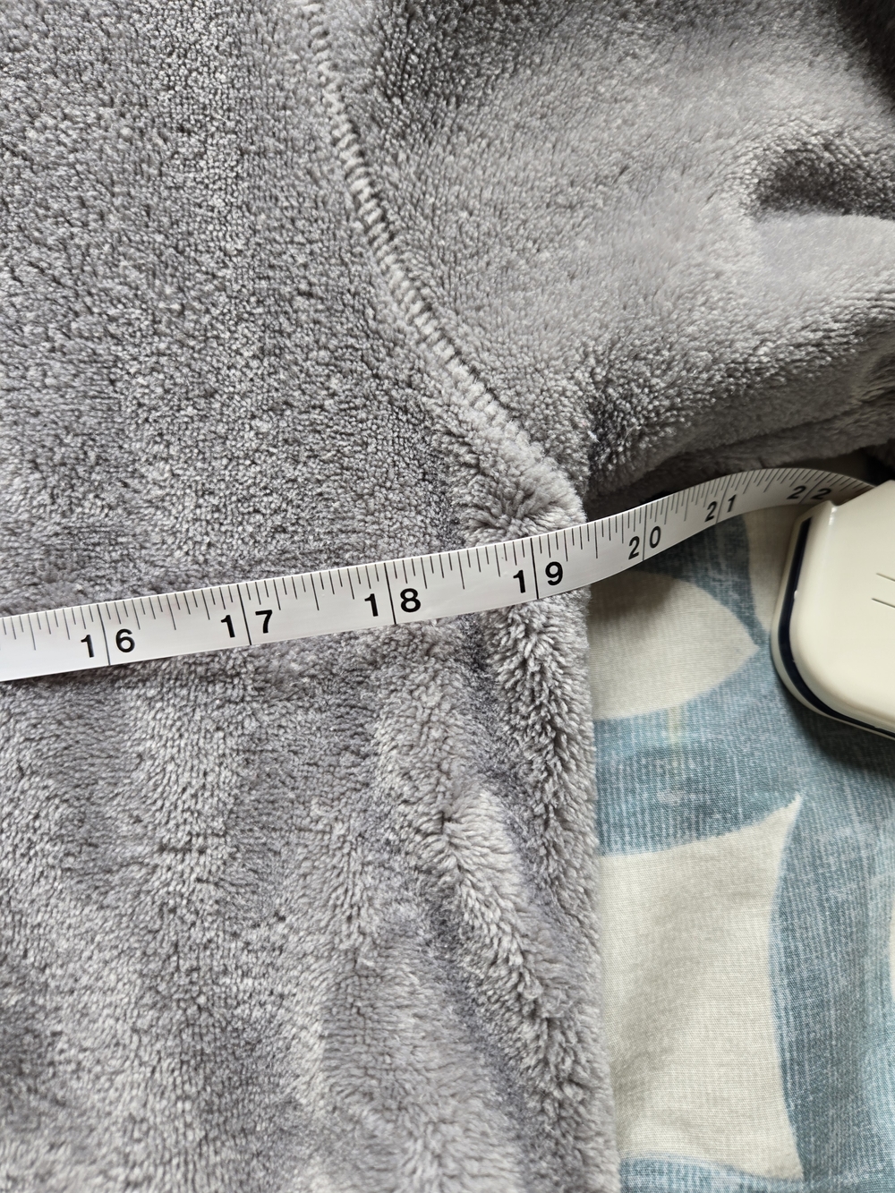 Natori Light Gray Plush Robe with Spotted Trim - Picture 10 of 12